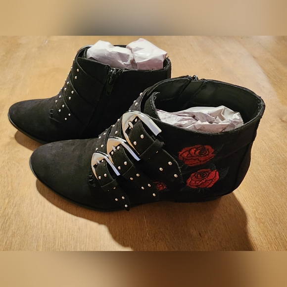 Truffle Collection Rose Embroidered Buckle Western Boot - Picture 2 of 11